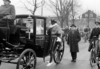 127352 Afbeelding van het bezoek van Sinterklaas aan de wijk Ondiep te Utrecht, tijdens doorkomst per open landauer in ...